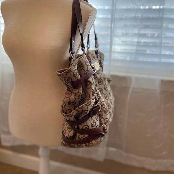 Michael Kors Gansevoort Monogram Canvas Large Tote - Picture 2 of 14